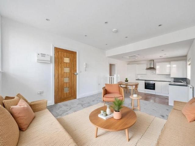 Flat for sale in Chislehurst, Greater London