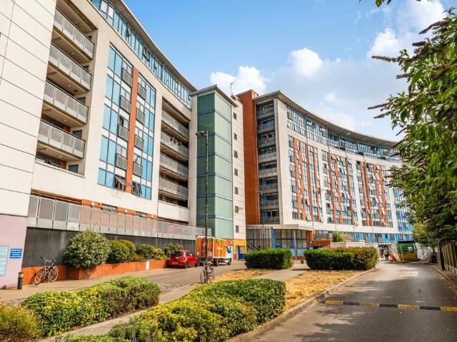 Flat for sale in Mile End, Greater London