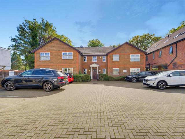 Flat for sale in London Borough of Hounslow, Greater London