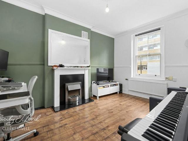 Flat for sale in Finsbury, Greater London
