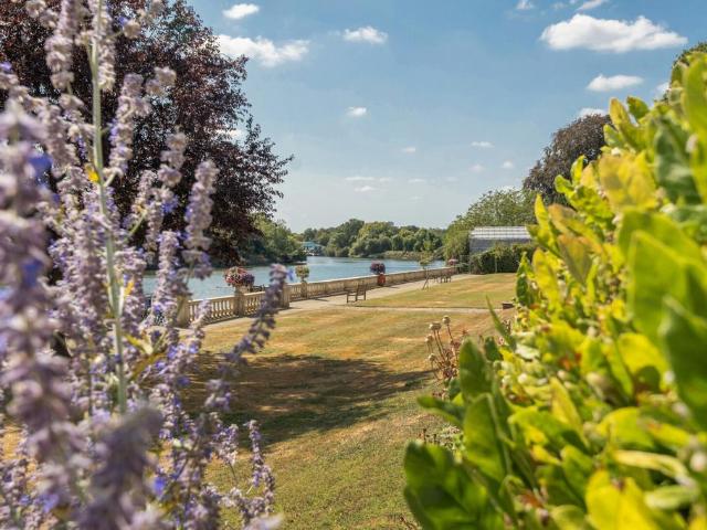Flat for sale in Strawberry Hill, Greater London