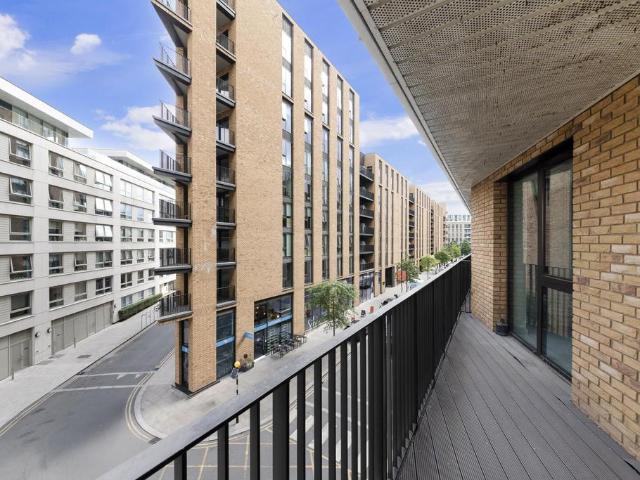 Flat for sale in Silvertown, Greater London