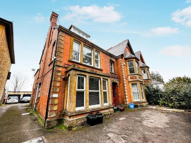 Flat for sale in Yeovil, Somerset