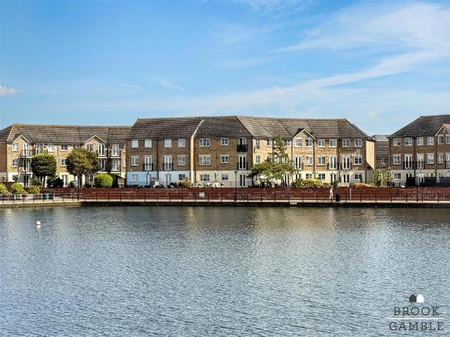 Flat for sale in Crumbles, Eastbourne