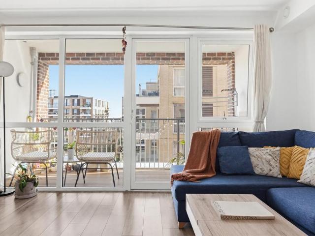 Flat for sale in Canning Town, Greater London