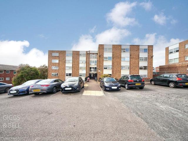 Flat for sale in Spring Park, Luton