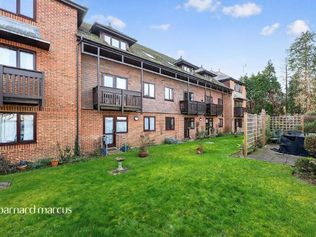 Flat for sale in Rose Hill, Pachesham Park