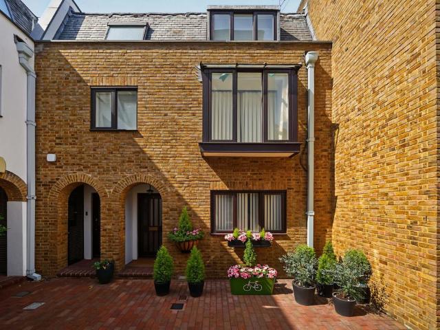 Flat for sale in Belgravia, Greater London