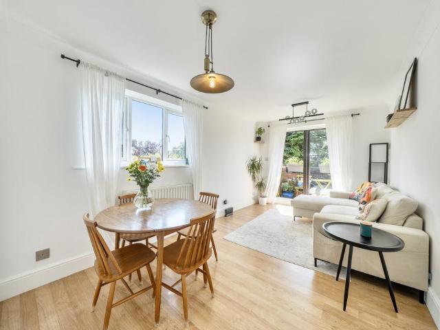 Flat for sale in Streatham, Greater London