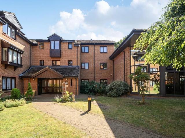 Flat for sale in Northwood, Greater London