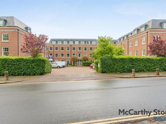 Flat for sale in Fretherne, Hertfordshire