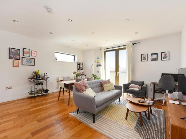Flat for sale in Hoxton, Greater London