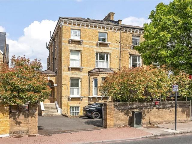 Flat for sale in Balham, Greater London