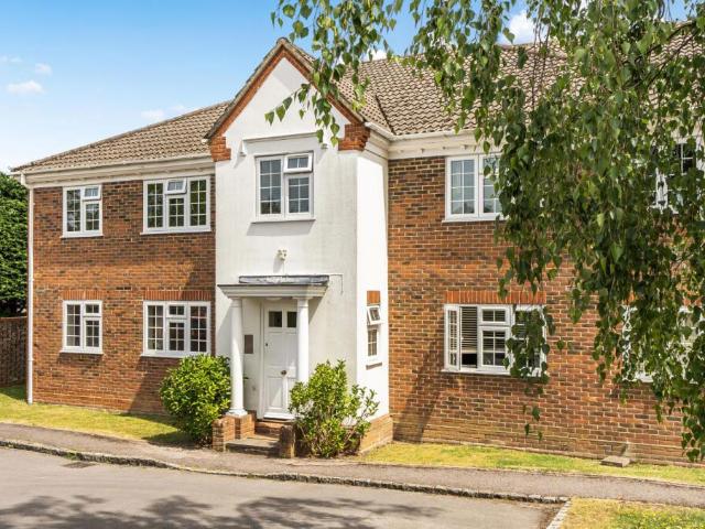 Flat for sale in Heol-las, Surrey