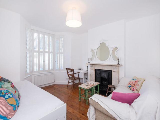 Flat for sale in Brondesbury, Greater London