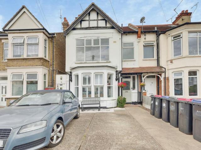 Flat for sale in Alton Barnes, Essex