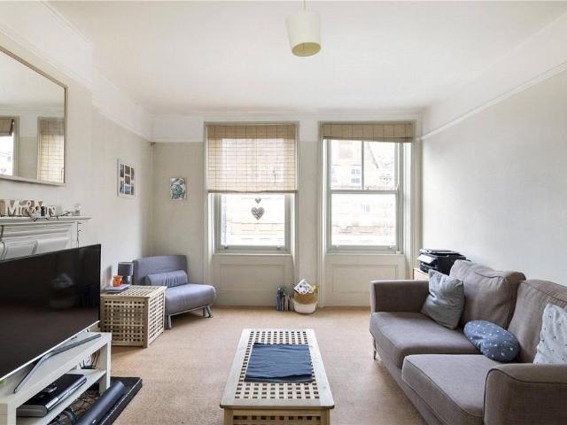 Flat for sale in Streatham, Greater London