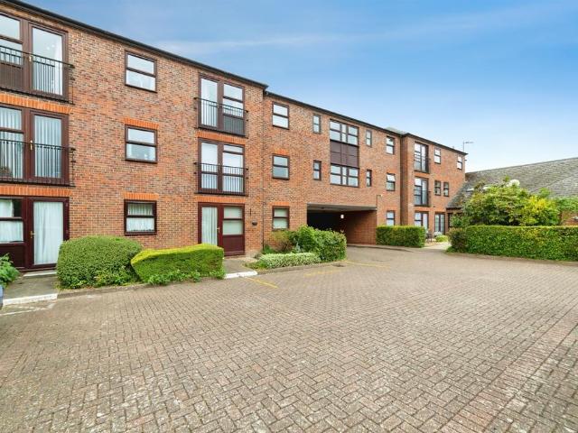Flat for sale in King's Walden, Hertfordshire
