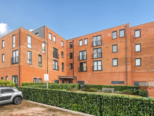 Flat for sale in Heol-las, Surrey