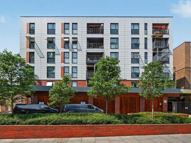 Flat for sale in Stamford Hill, Greater London