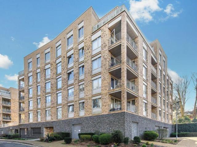 Flat for sale in Mill Hill, Greater London