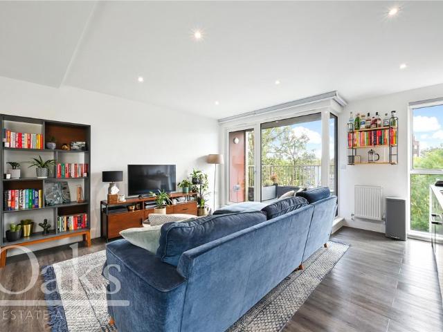 Flat for sale in Streatham, Greater London