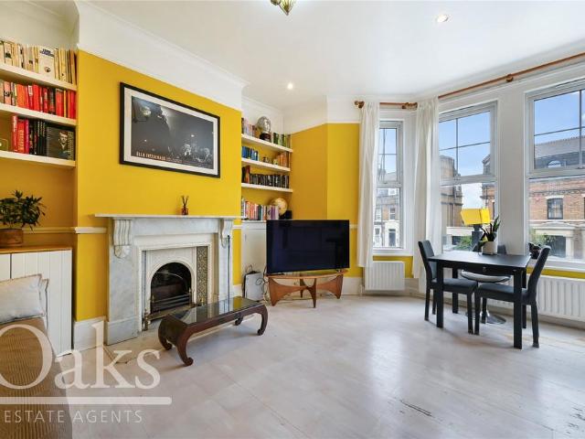Flat for sale in Tulse Hill, Greater London