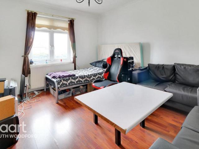 Flat for sale in Snaresbrook, Greater London