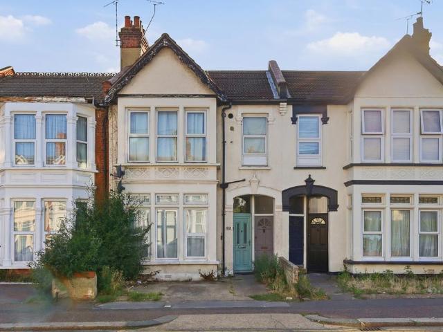 Flat for sale in Alton Barnes, Essex