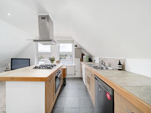 Flat for sale in Balham, Greater London