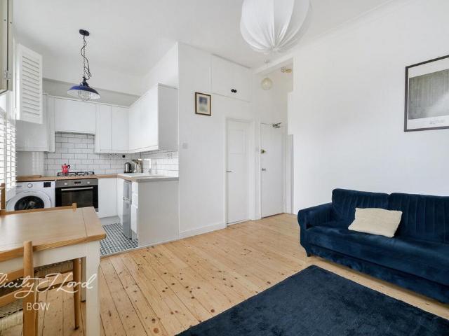 Flat for sale in Bromley-by-Bow, Bow