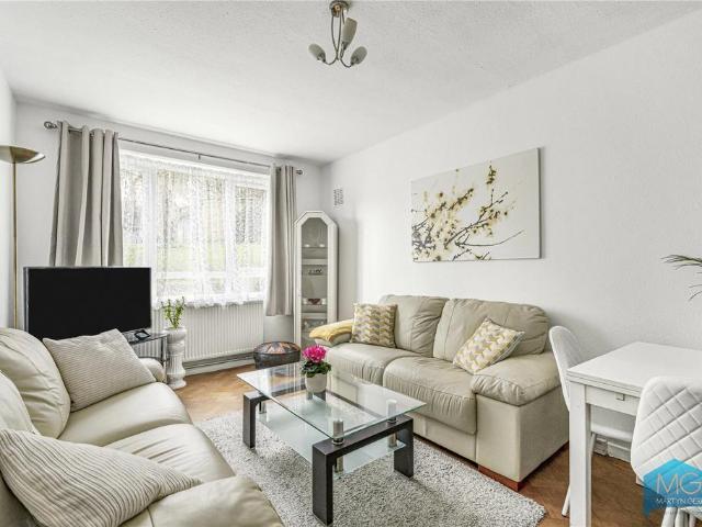 Flat for sale in Crouch End, Greater London