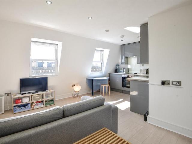 Flat for sale in West Hackney, Greater London