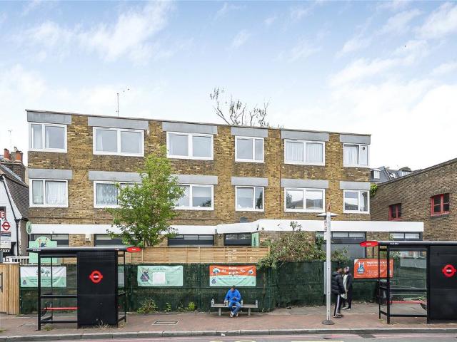 Flat for sale in Roehampton, Greater London