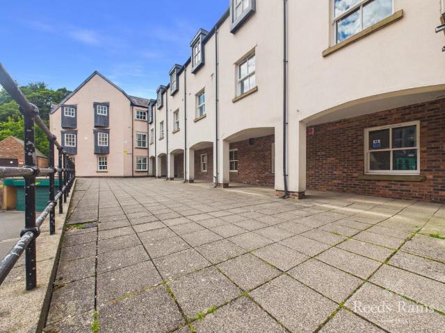Flat for sale in Durham