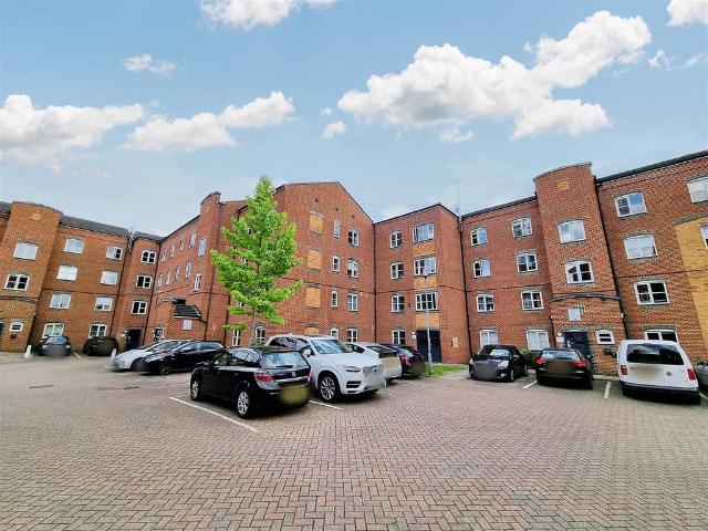 Flat for sale in Stratford Marsh, Greater London
