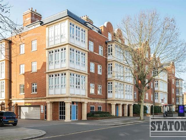 Flat for sale in Whetstone, Greater London