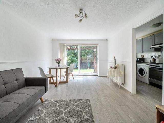 Flat for sale in London Borough of Ealing, Perivale