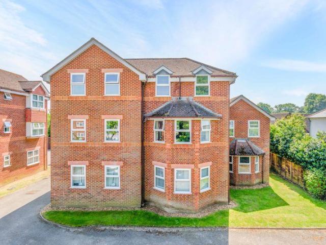 Flat for sale in Row Town, Surrey