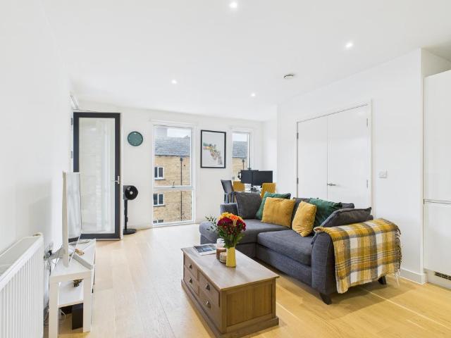 Flat for sale in Isle Of Dogs, Greater London