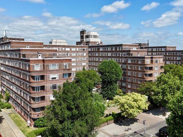 Flat for sale in London Borough of Wandsworth, Greater London