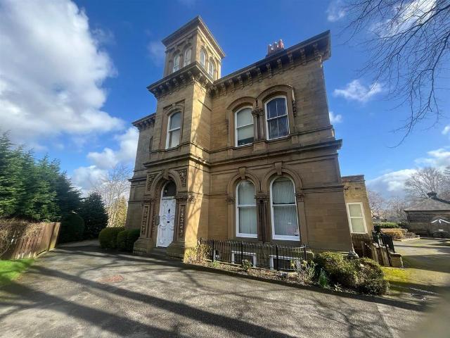 Flat for sale in Huddersfield, West Yorkshire