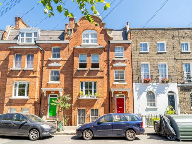 Flat for sale in Islington, Canonbury