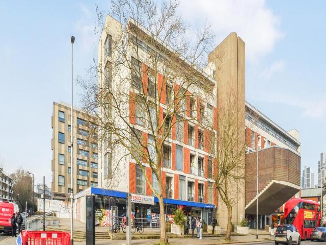 Flat for sale in Stockwell, Greater London