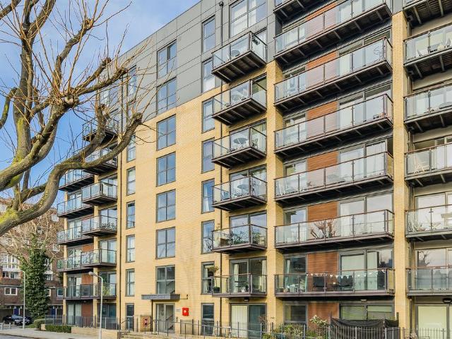 Flat for sale in Kennington, Greater London