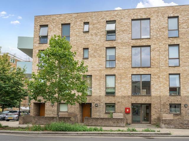 Flat for sale in Walworth, Greater London