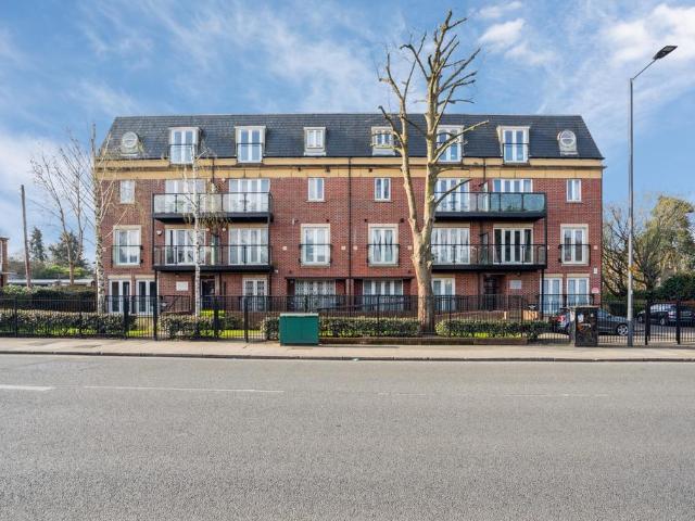 Flat for sale in Pinner, Greater London