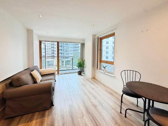 Flat for sale in Richmond Hill, West Yorkshire