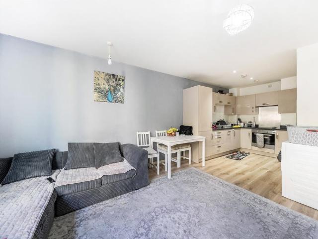 Flat for sale in Kingsbury, Greater London