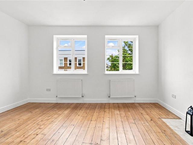 Flat for sale in London Borough of Islington, Greater London